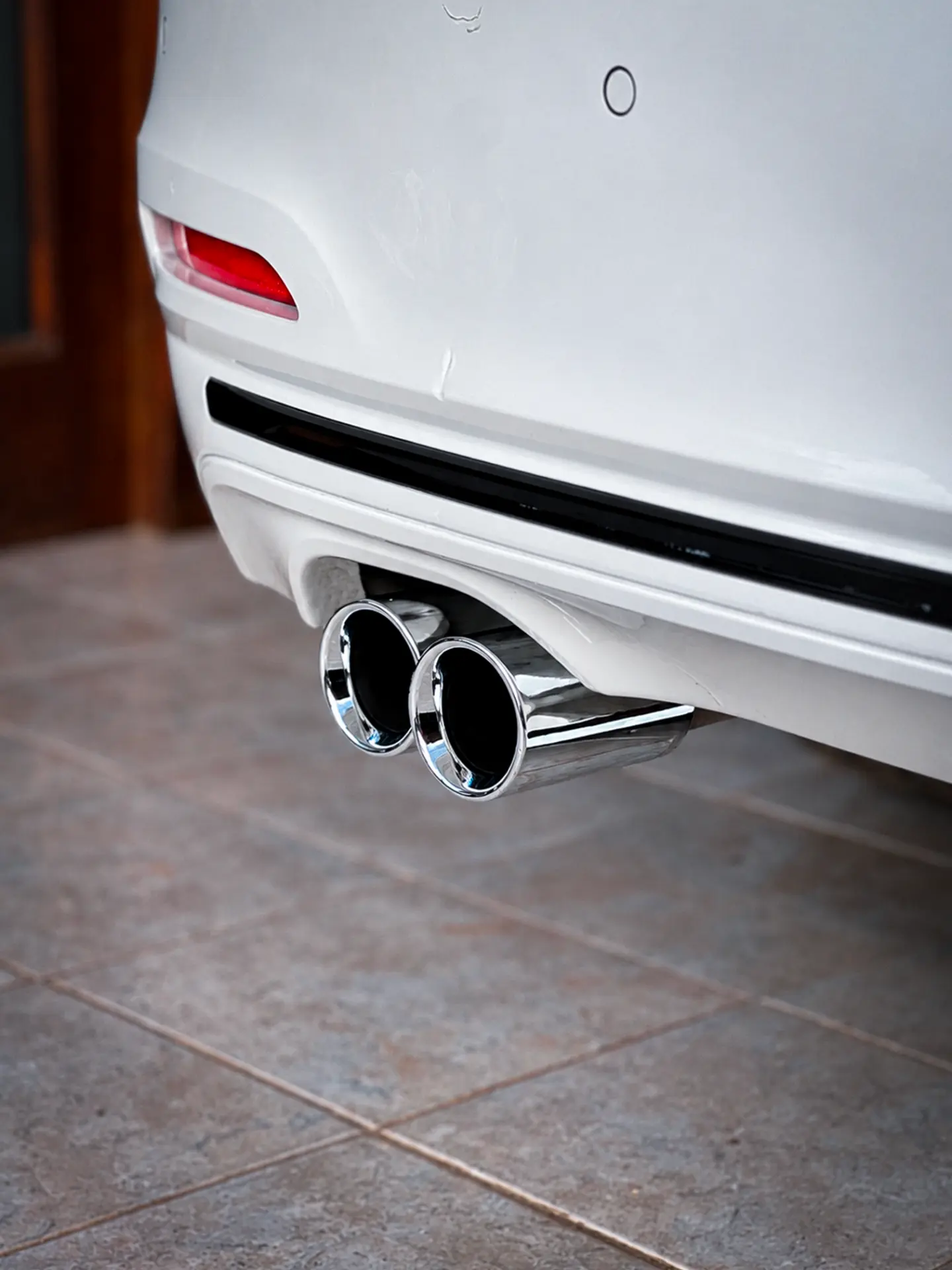 Escapes cromados pulidos luego del detallado