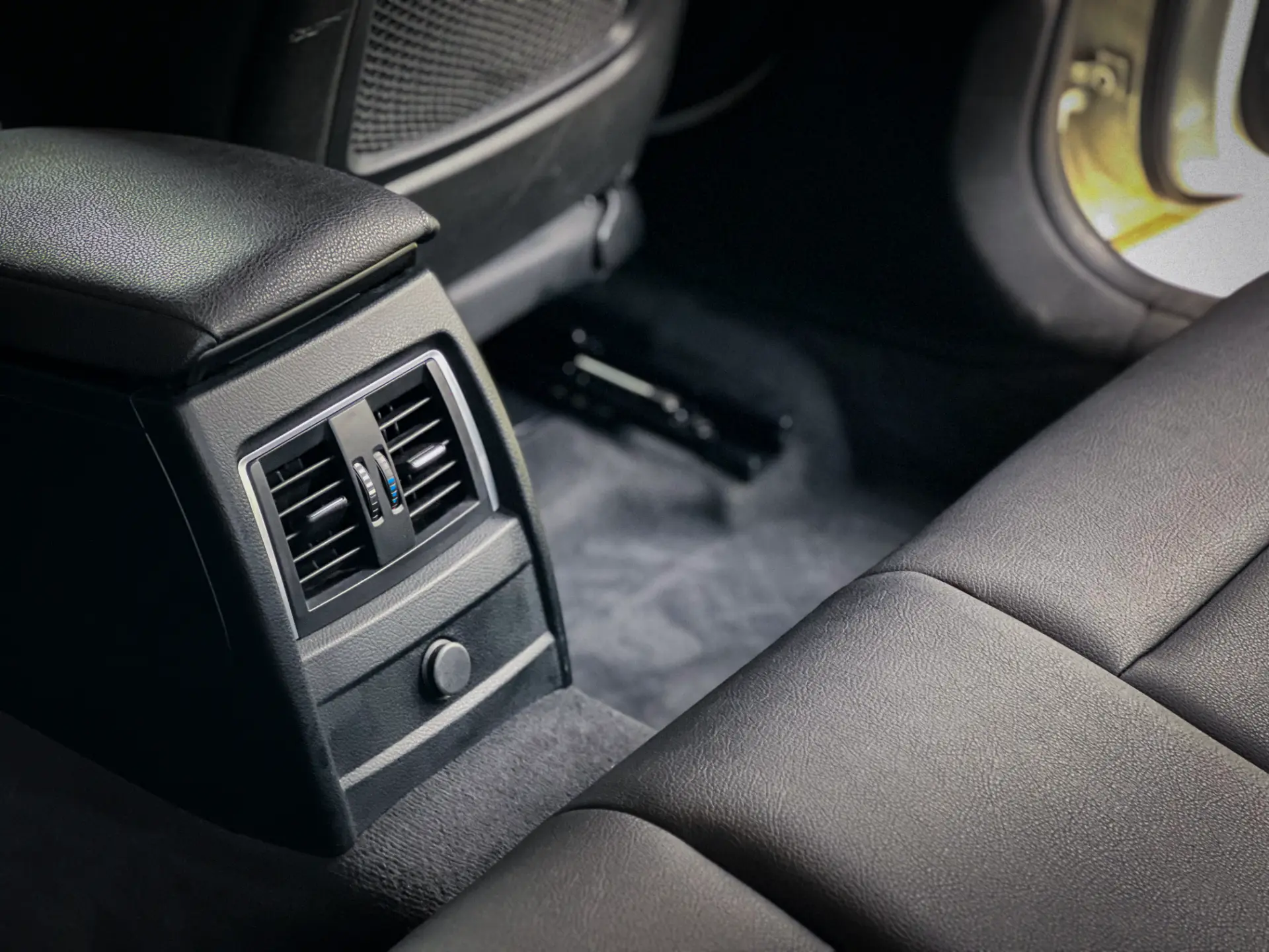 Interior completamente limpio y acondicionado
